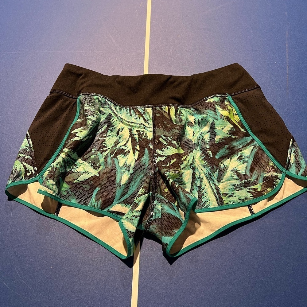 Athleta Women's Napali  Green Black Tropical Running Shorts Size Small